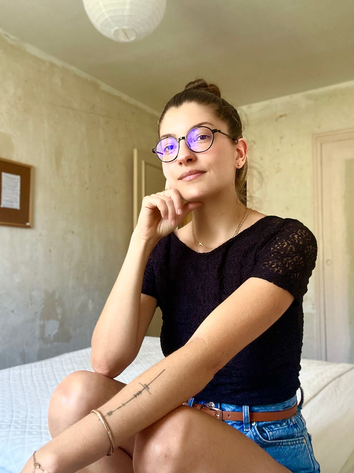 Emmanuelle Dominici est la fondatrice de la marque cosmetique medessencecosmetique, des soin du visage naturel vegan français au calendula, dédié aux peaux sensibles, réactives sujette aux rougeurs, sosacé coupérose sans parfum ni huile essentielle miniimaliste et luxueux